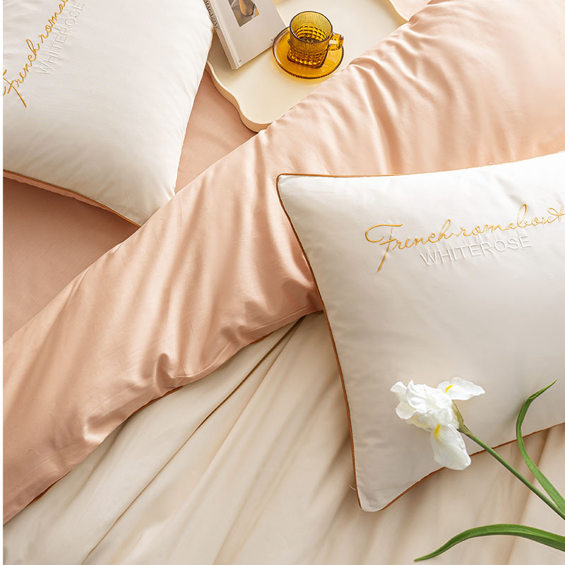 Tincto simplex et liberalis pura bombacio lectum posuit